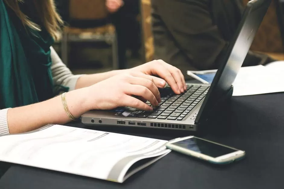 Criar site com inteligência artificial grátis
