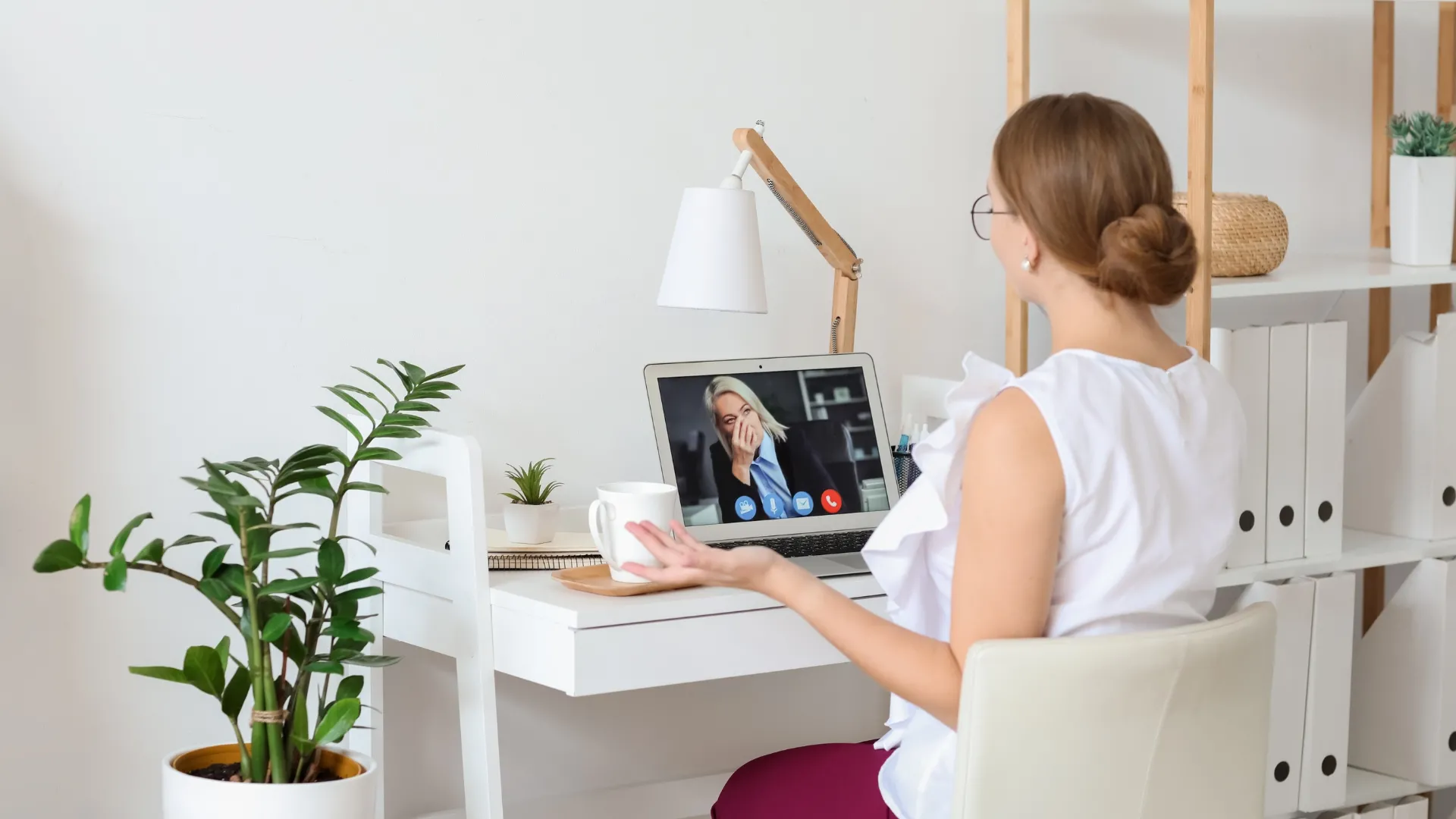 Site profissional para serviços com botão de contato sempre visível